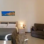 Byron 招待所 3*